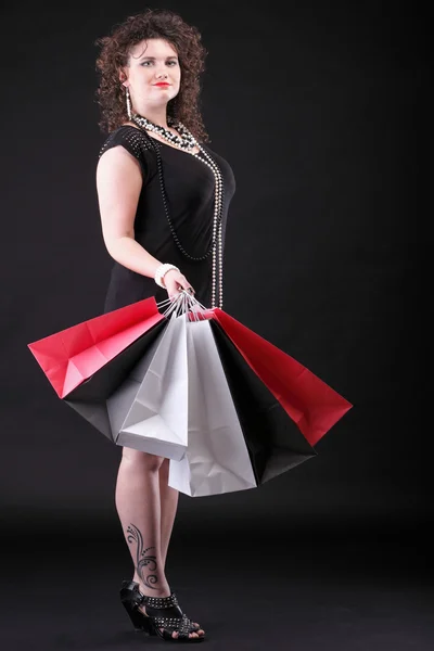 Schöne Frau mit Einkaufstaschen — Stockfoto