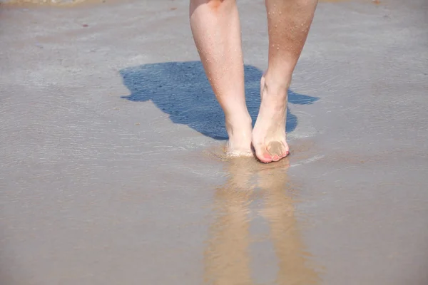Kivat jalat vedessä. — kuvapankkivalokuva