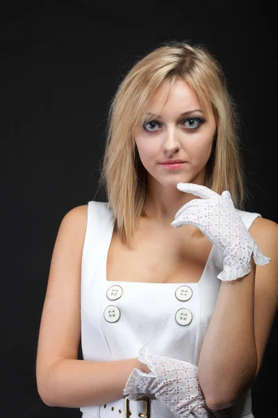Porträt schöne Frau in weißen Handschuhen — Stockfoto