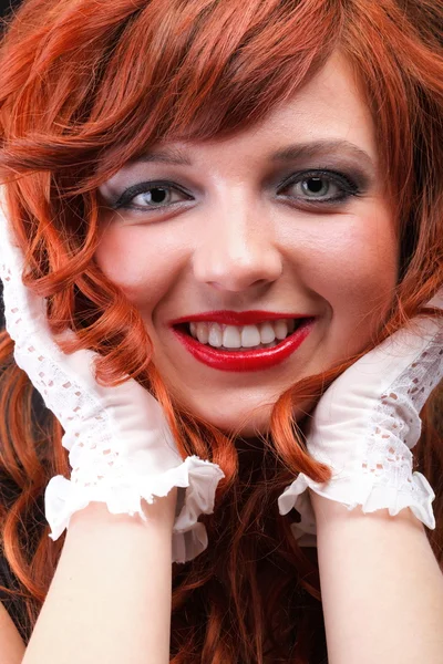 Mooie roodharige - jonge mooie rode donkerharige vrouw — Stockfoto