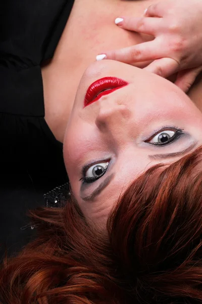 Szép redhead - fiatal gyönyörű vörös hajú nő — Stock Fotó