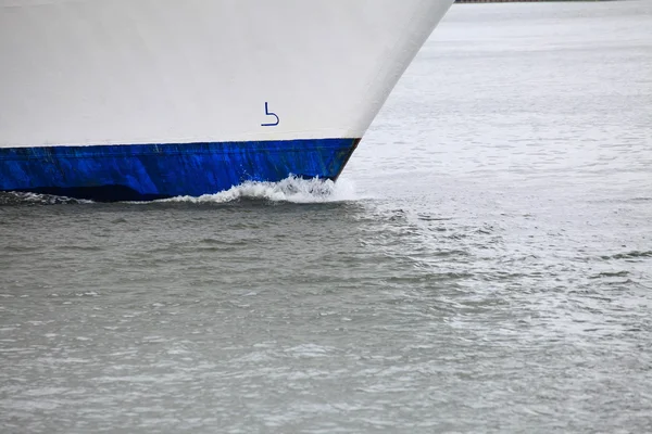 Rebocador arco barco criando spray — Fotografia de Stock