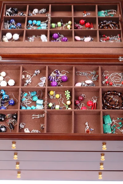 Vak donkere houten juwelen — Stockfoto