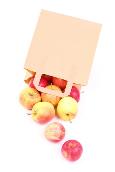 Nákupní hnědé dárkové tašky a apple izolované — Stock fotografie