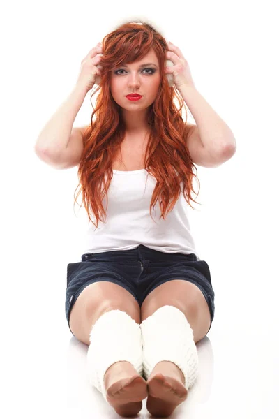 Šťastný redhairy žena dívka v bílém sluchátka — Stock fotografie