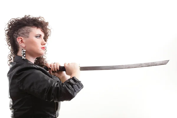 Пронзительная женщина кудрявая девушка и меч — стоковое фото