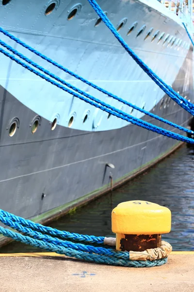 Ventana del barco acero fondo azul — Foto de Stock
