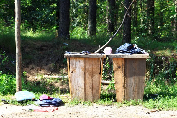 在松树林中，堆垃圾分类回收箱 — 图库照片