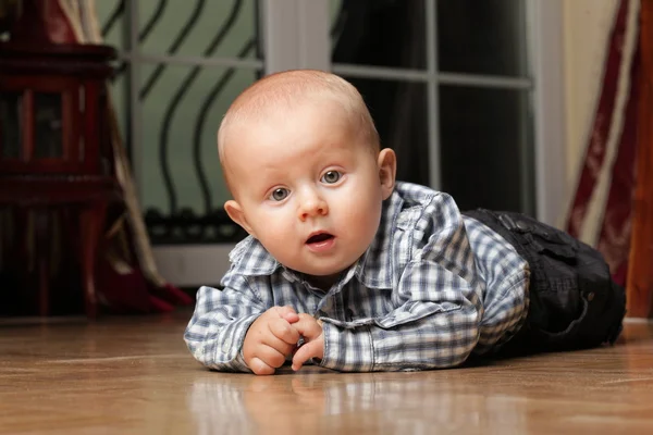 6 månader gossebarn sitter på golvet — Stockfoto