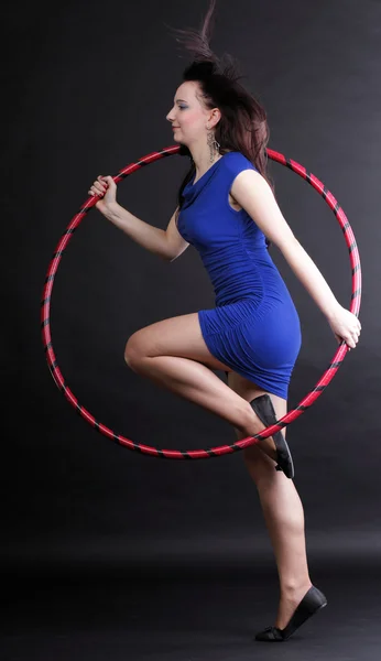 Dance hoop krásná žena v modrém — Stock fotografie