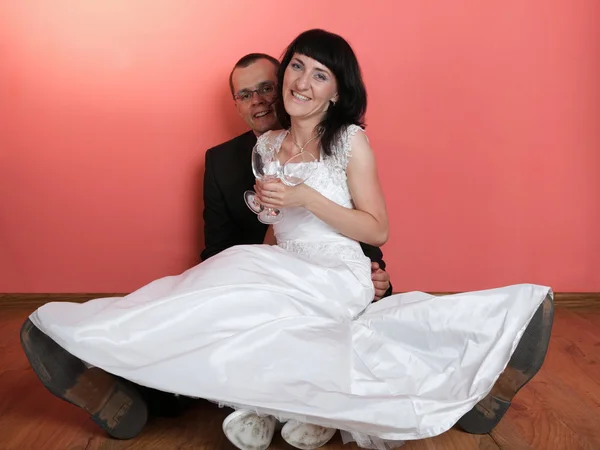 Gelukkig lachend bruid en bruidegom — Stockfoto