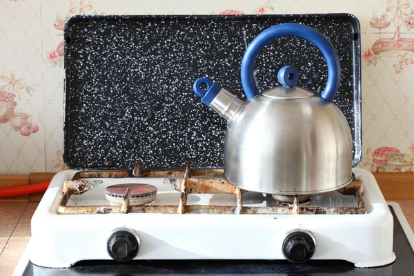 Bollitore e fornello a gas in cucina — Foto Stock