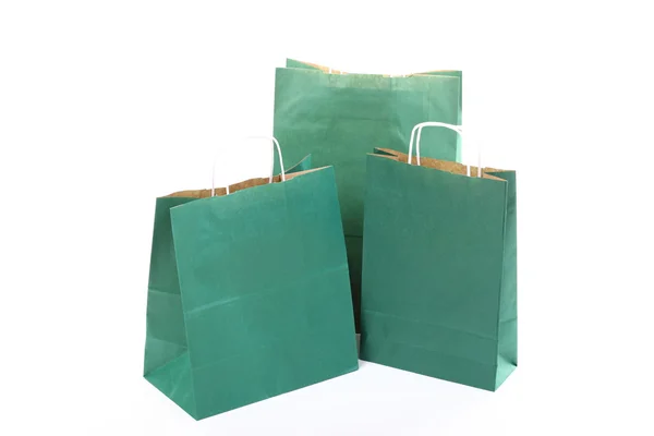 Зеленые подарочные пакеты изолированы — стоковое фото