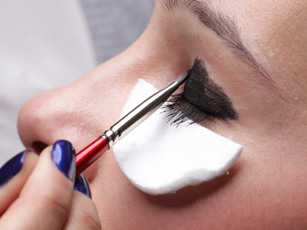 Frau trägt Lidschatten-Makeup-Pinsel auf — Stockfoto