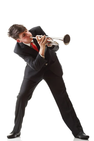 Porträtt av en ung man som spelar sin trumpet spelar isolerade vit — Stockfoto