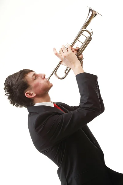 Porträt eines jungen Mannes, der seine Trompete spielt — Stockfoto