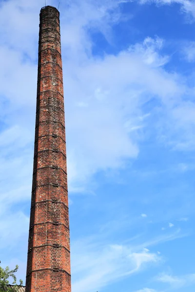 古い放棄された工業用の煙突 — ストック写真