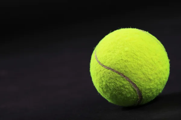 Tennisbälle auf schwarzem Hintergrund Studioaufnahme — Stockfoto