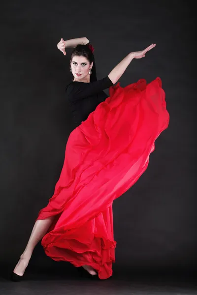 Привлекательная испанская девушка танцует фламенко над черным рюкзаком — стоковое фото