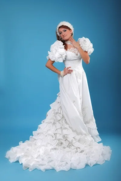 Bella zenzero in un vestito di Regina di Neve — Foto Stock
