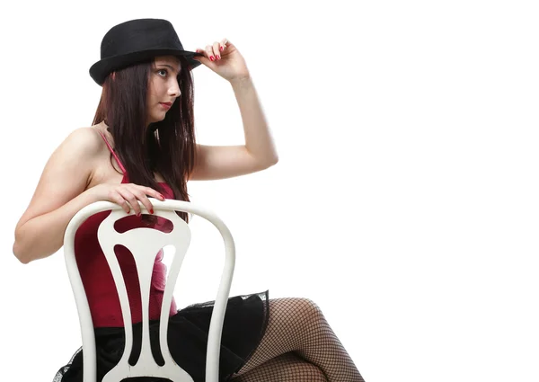 Showgirl donna danza in rosso corsetto sedia bianco isolato — Foto Stock