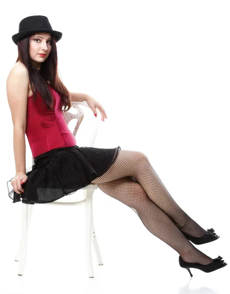 Showgirl Frau Tanz in rotem Korsett Stuhl weiß isoliert — Stockfoto