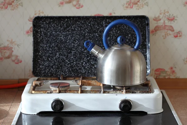 Bollitore e fornello a gas in cucina — Foto Stock