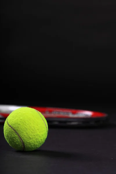 Tennisracket og baller på svart bakgrunn – stockfoto