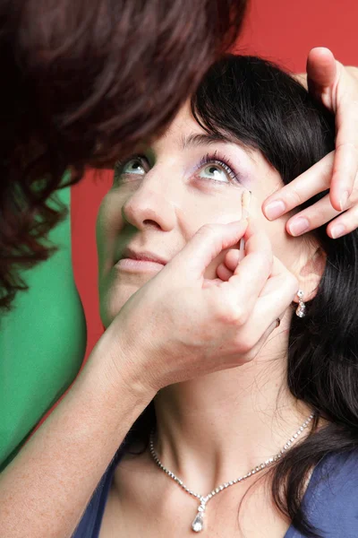 Žena barvy obličej s make-upem — Stock fotografie