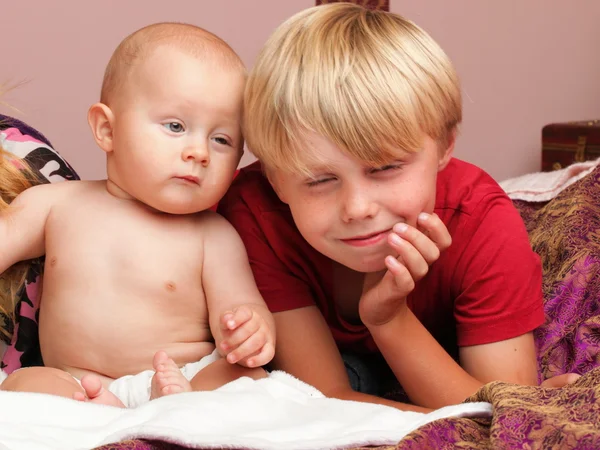 Ragazzino che gioca con un fratello — Foto Stock