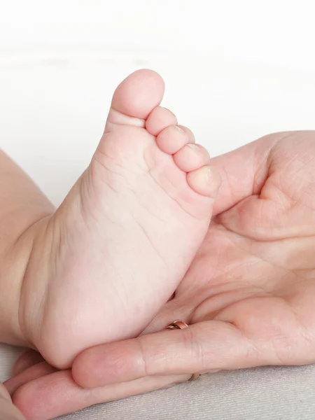 Baby foot in mother hands — Stock Photo, Image