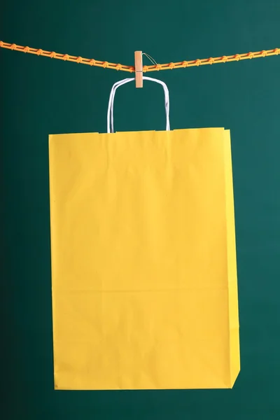 Shopping sacs-cadeaux jaunes sur fond vert — Photo