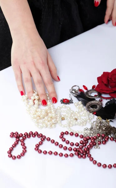 Donna mani una perla rossa e bianca — Foto Stock