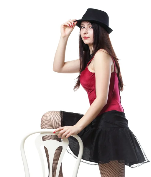 Showgirl mulher dança em vermelho espartilho cadeira branco isolado — Fotografia de Stock