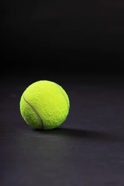 Bola tenis pada latar belakang hitam studio ditembak — Stok Foto