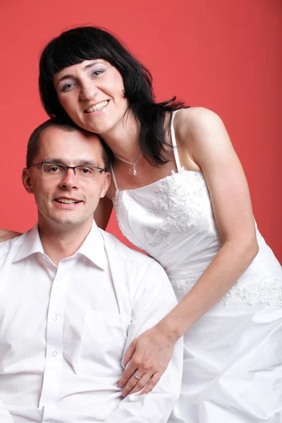Glada leende bruden och brudgummen — Stockfoto