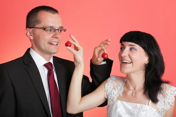 Šťastný usmívající se nevěsta a ženich — Stock fotografie