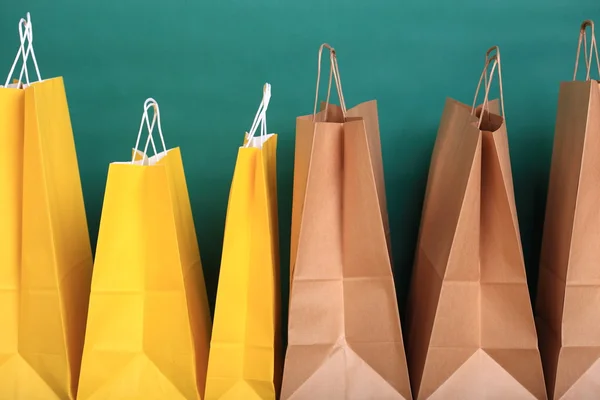 Compras bolsas de regalo de papel —  Fotos de Stock