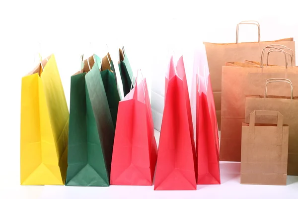 Shopping färgglada presentpåsar isolerade — Stockfoto
