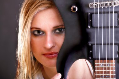 kadın seksi yüz kız ve gitar