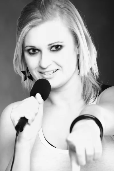 Žena zpívající rocková píseň mikrofon — Stock fotografie