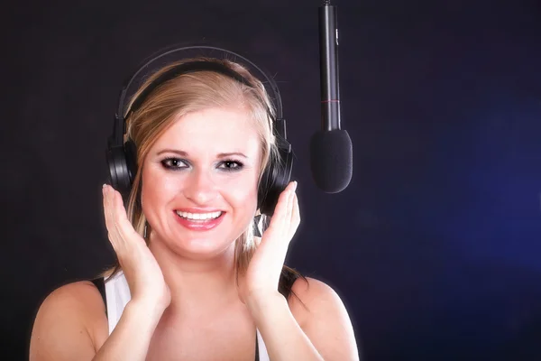 Nő énekel rock dalt mikrofon fejhallgató — Stock Fotó