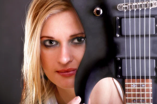 Sexy gezicht meisje en gitaar vrouw — Stockfoto