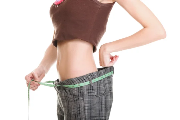 Frau zeigt, wie viel Gewicht sie verloren hat — Stockfoto