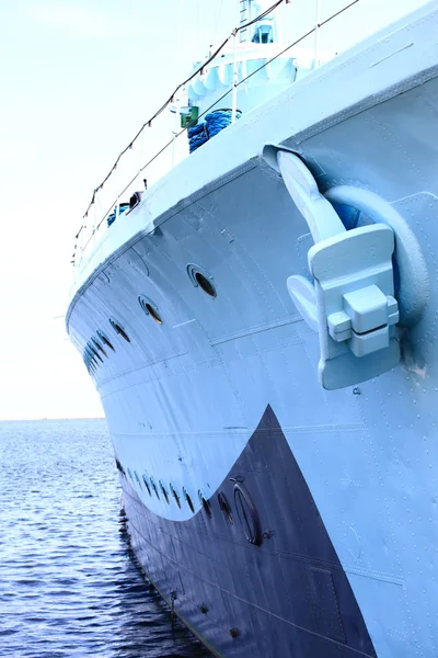 Finestra di nave acciaio sfondo blu — Foto Stock