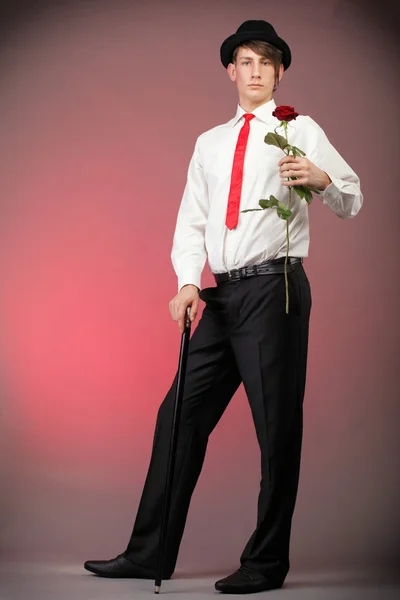 Портрет молодого человека и розы влюбленной любви — стоковое фото