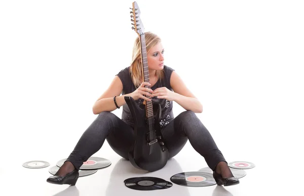 Kvinna med gitarr lyssna musik isolerade vit bakgrund — Stockfoto