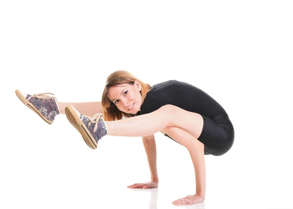Sport mladá žena dělá cvičení izolovaných na bílém — Stock fotografie