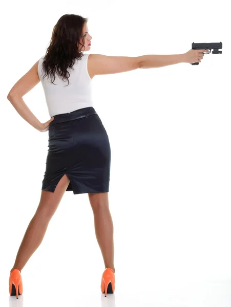 Silah üzerinde beyaz izole olan esmer kadın — Stok fotoğraf