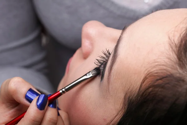 Vrouw toepassing van oogschaduw make-up borstel — Stockfoto